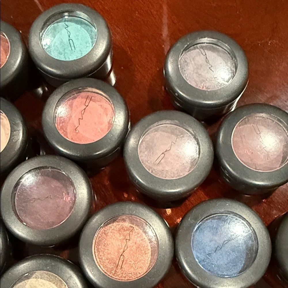 21 MAC Cosmetics Vibrant Eyeshadow Collection